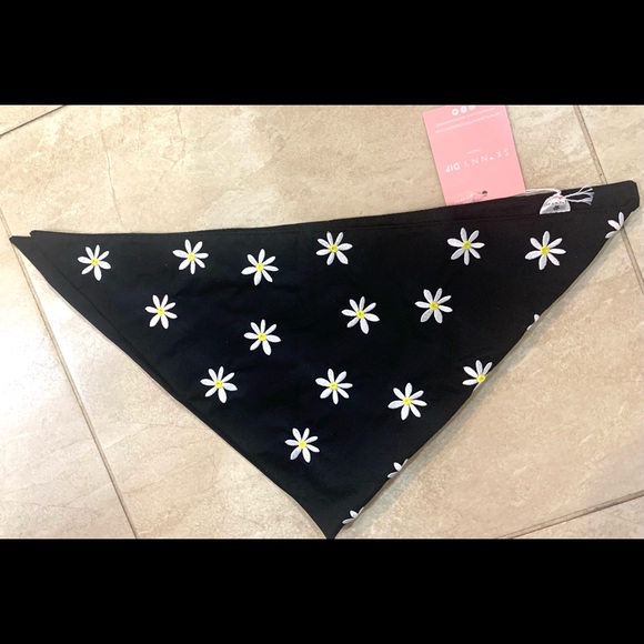 Francesca’s Collections Mable and James Daisy print bandana - Picture 5 of 6
